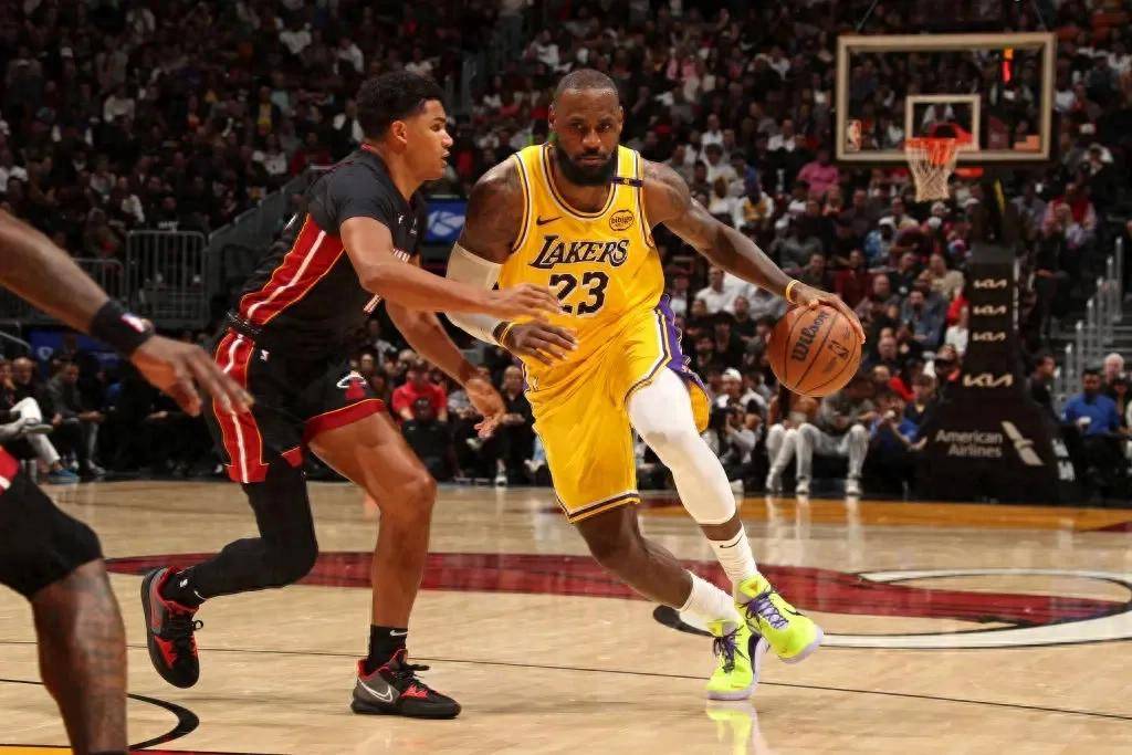 热火队惨败给老鹰队，遭遇两连败