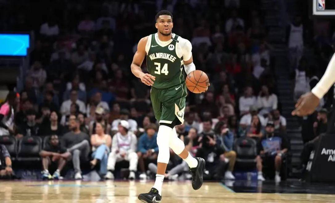 字母哥复出首战，西蒙斯状态火爆，关键时刻神级表现成为焦点！的简单介绍